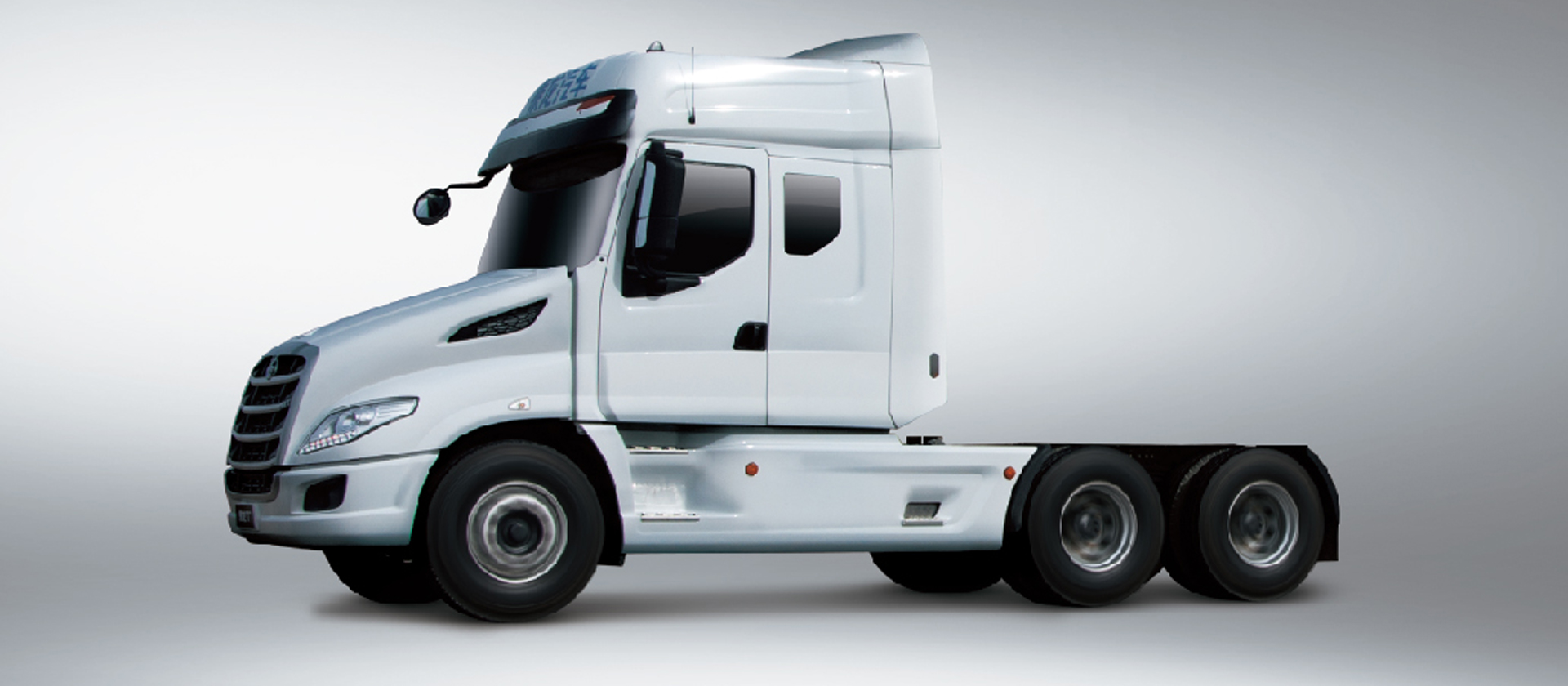 T7牽引車 美式長頭造型：長頭造型設(shè)計，對駕駛員形成天然保護(hù)，同時降低駕駛室重心與側(cè)翻風(fēng)險